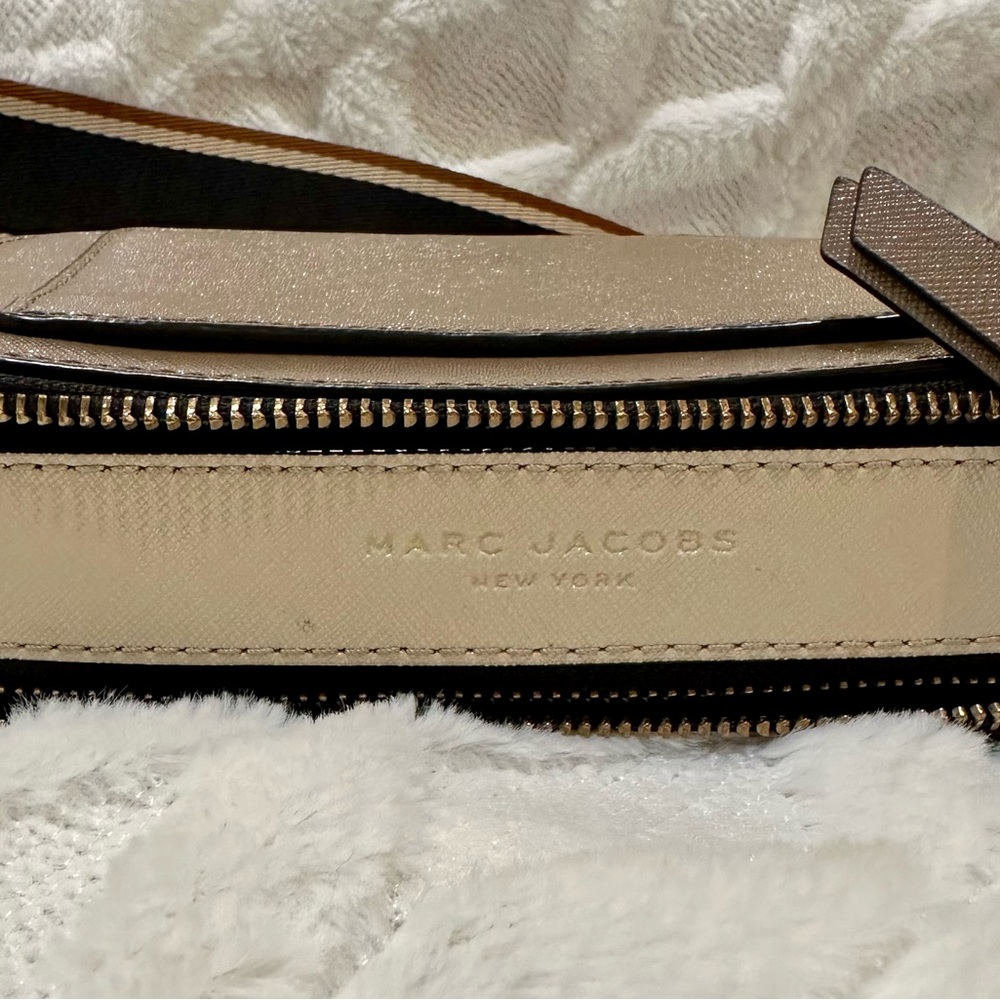 Marc Jacobs Taupe and Cream Snapshot Crossbody Bag with Gold Hardware - Picture 2 of 8